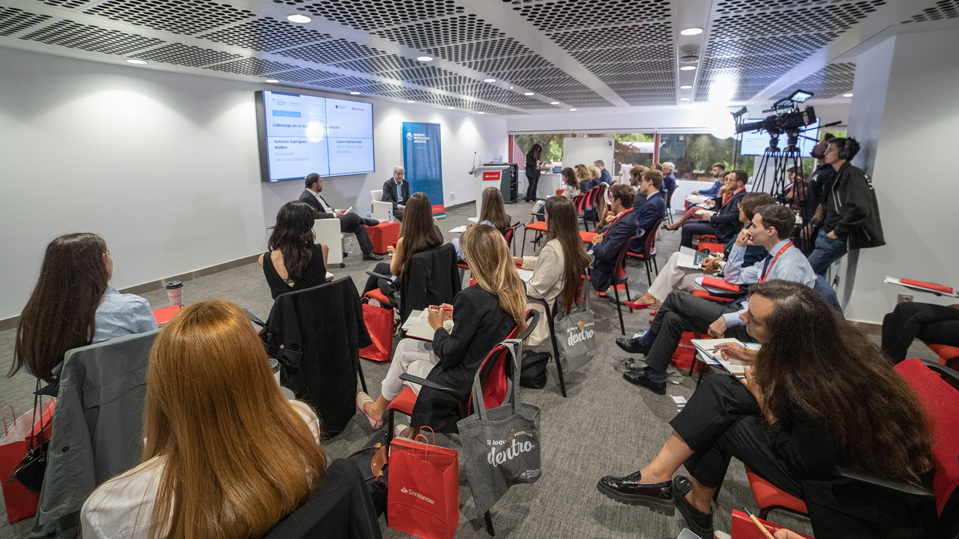 Fundación lanza Conectad@s por Derecho para abogados